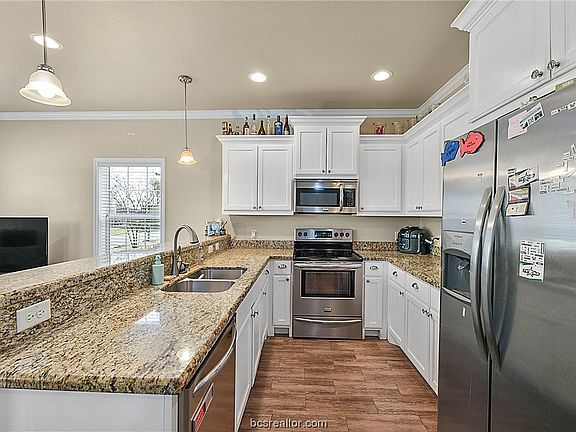 4th image of 119 Sterling St
