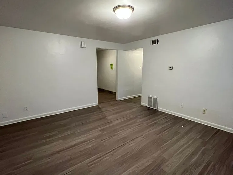 2 Bedroom 1 Bathroom in Delmar Parkway — Photo 5