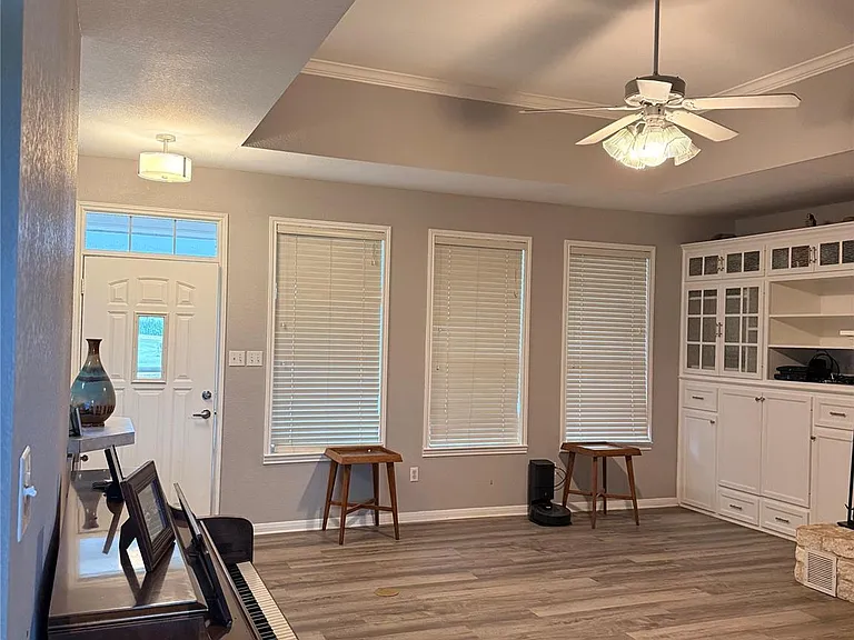 5600 FM 1466 — Photo 9