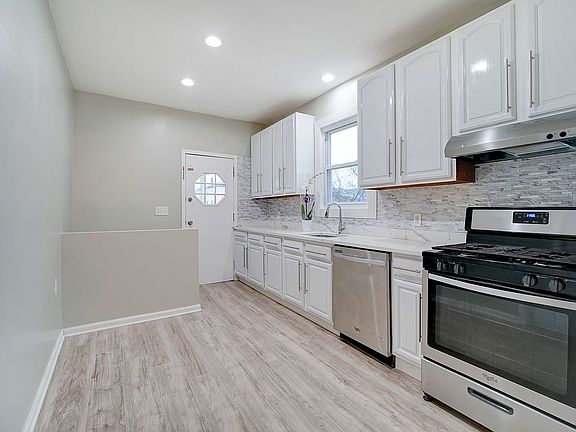 Aew quartz kitchen. SS appl.