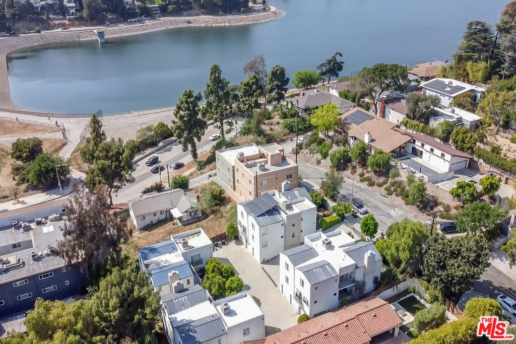 Apartment in Los Angeles, Echo Park - View 2