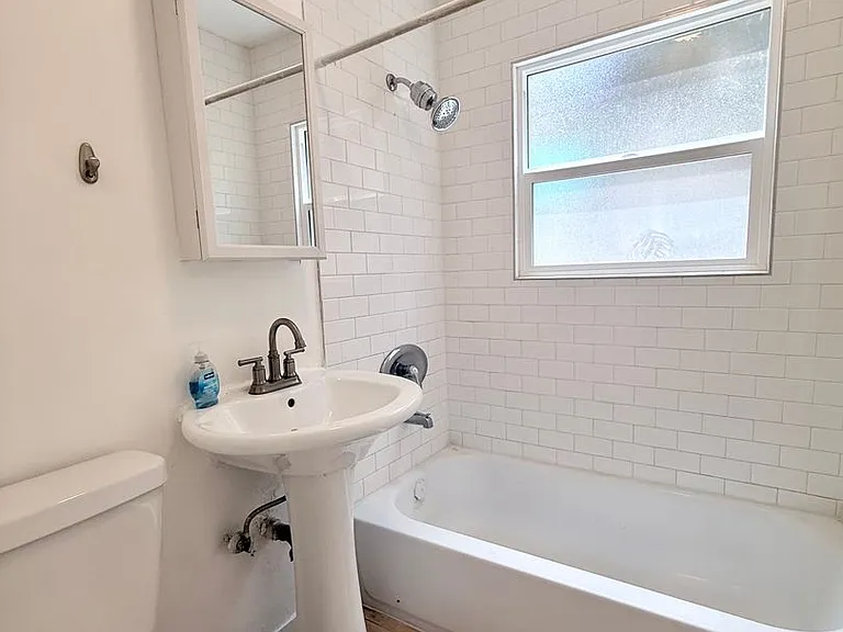 932 S Berendo St — Photo 16