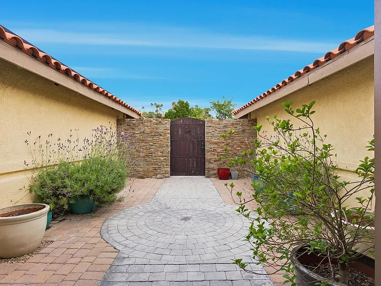 10 Venus Dr — Photo 18