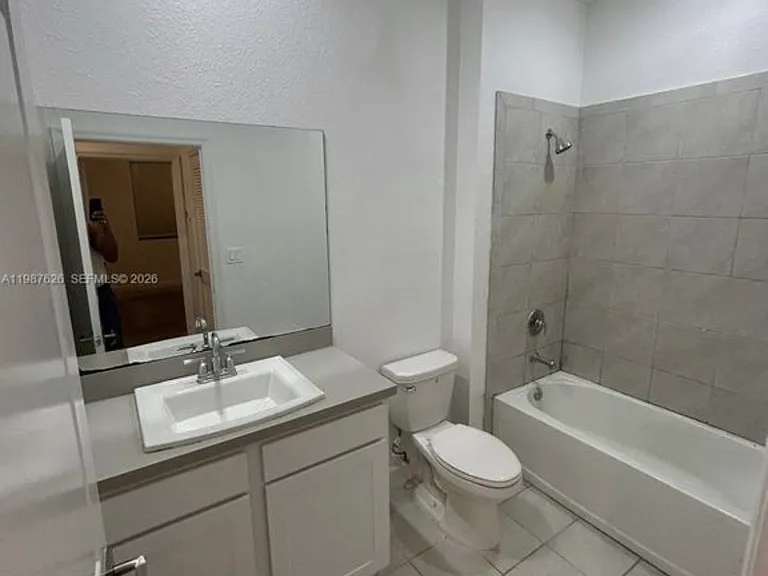 803 SW 11th Way — Photo 3