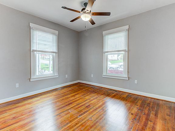 3rd image of 709 Stewart Ave SE