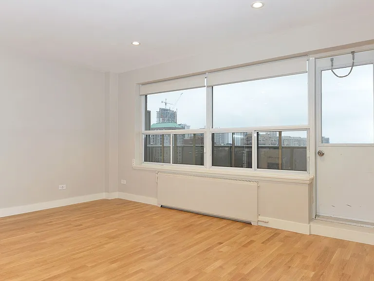 111 Lawton Blvd — Photo 5