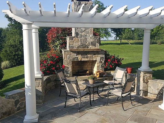 outdoor entertaining area