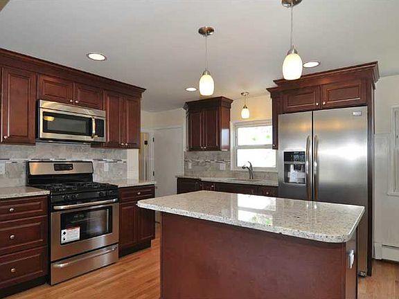 3rd image of 76 Lake Garden Dr