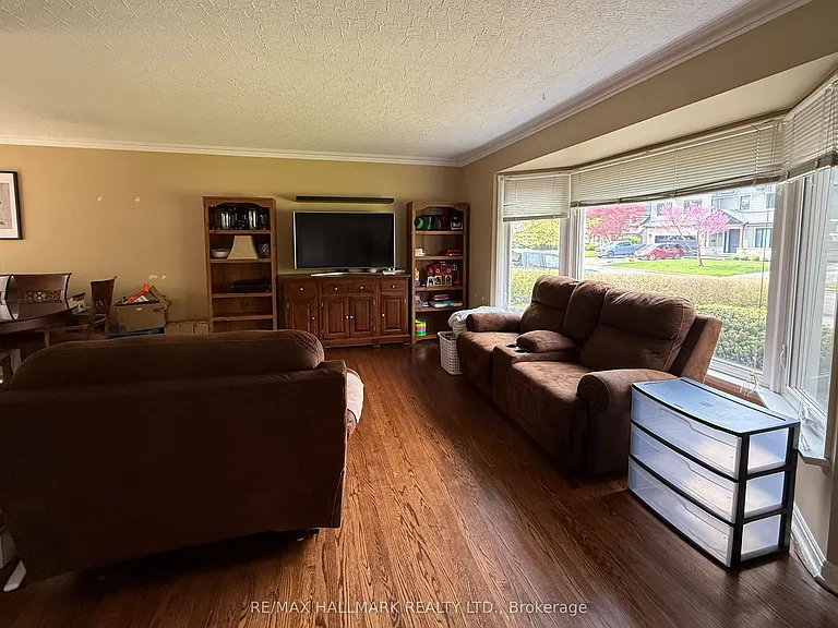 357 Monica Cres — Photo 3