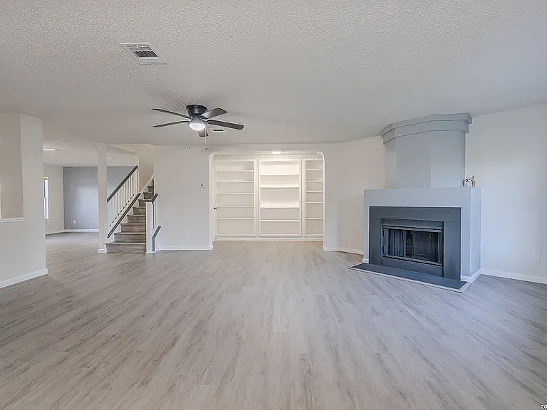 5 bed, 2.5 bath, 3015 sqft, $2,990 — Photo 3