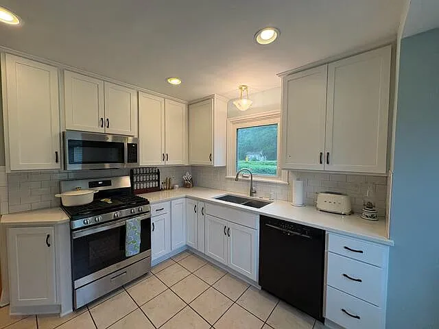 Oven, dishwasher, sink with garbage disposal, microwave and ample storage