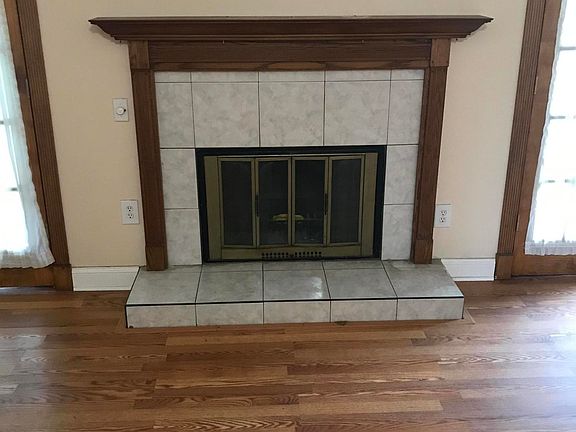 2nd image of 2571 Oakview Dr