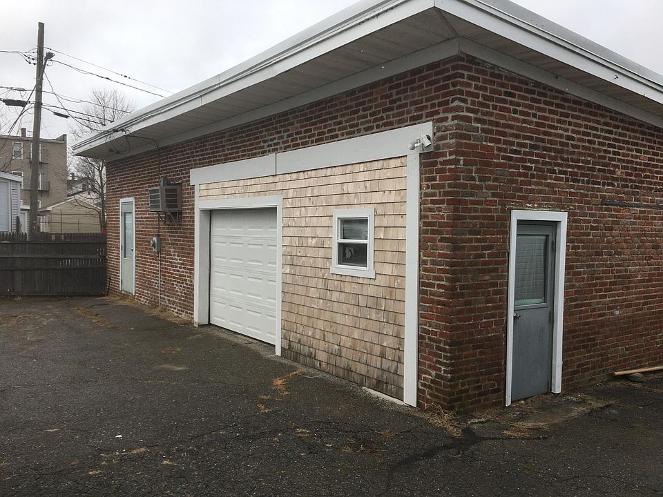 2nd image of 1030 Dwelly St #2