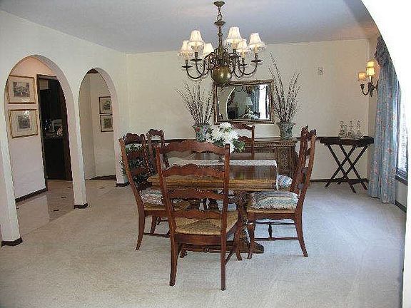 BANQUET SIZED DINING ROOM!