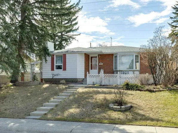 24 E Westwood Cres SW, Calgary, AB T3C 2W6