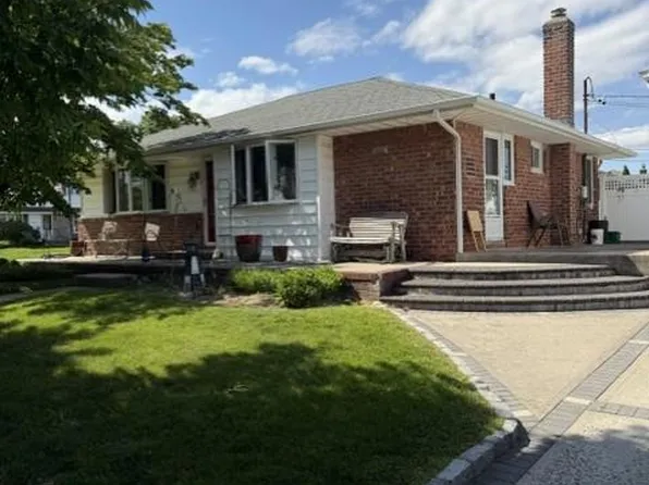 555 Parker Avenue, Levittown, NY 11756