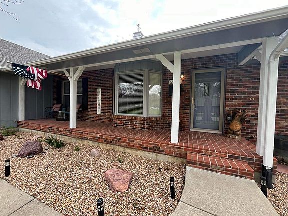 4th image of 2103 Oaklawn Dr
