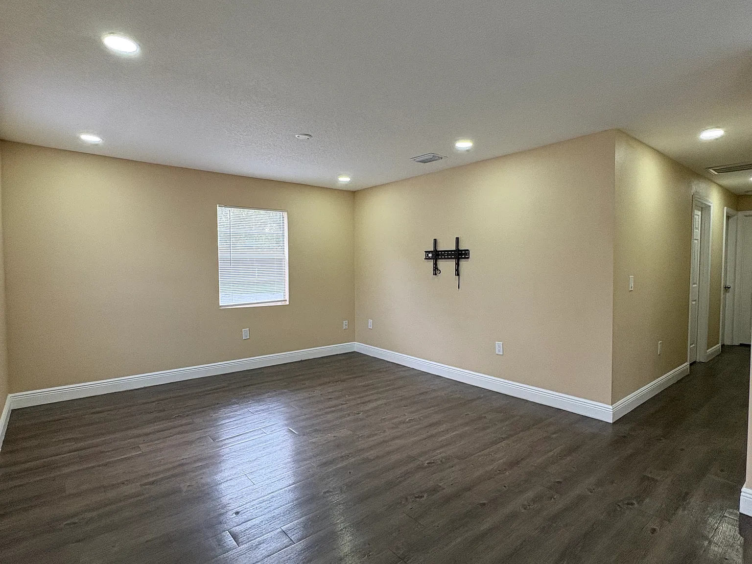3 bed, 1200 sqft, $2,100 — Photo 3