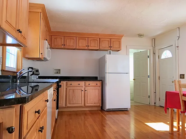19 Oak St — Photo 6