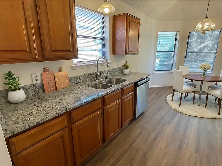 923 Simon Dr — Photo 6