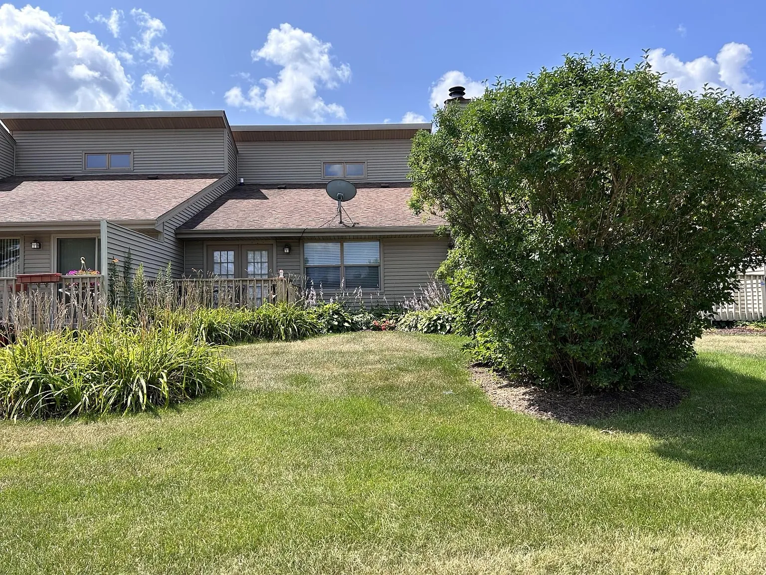 2 bed, 1044 sqft, $1,750 — Photo 2