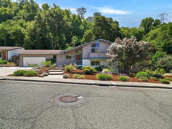 3rd image of 2826 Wright Ave