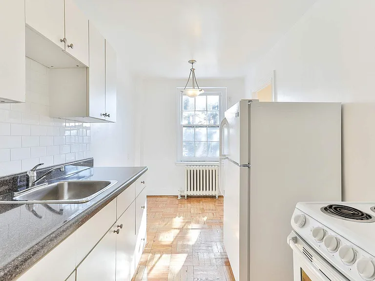 555 Russell Hill Rd — Photo 4