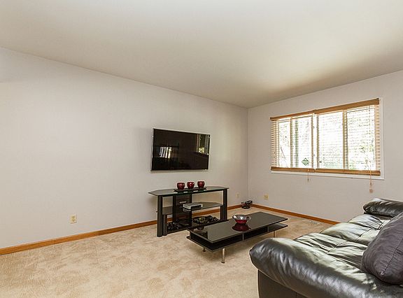2nd image of 422 Beaver Dr