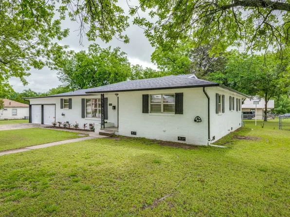 501 Lindsey St, Bowie, TX 76230