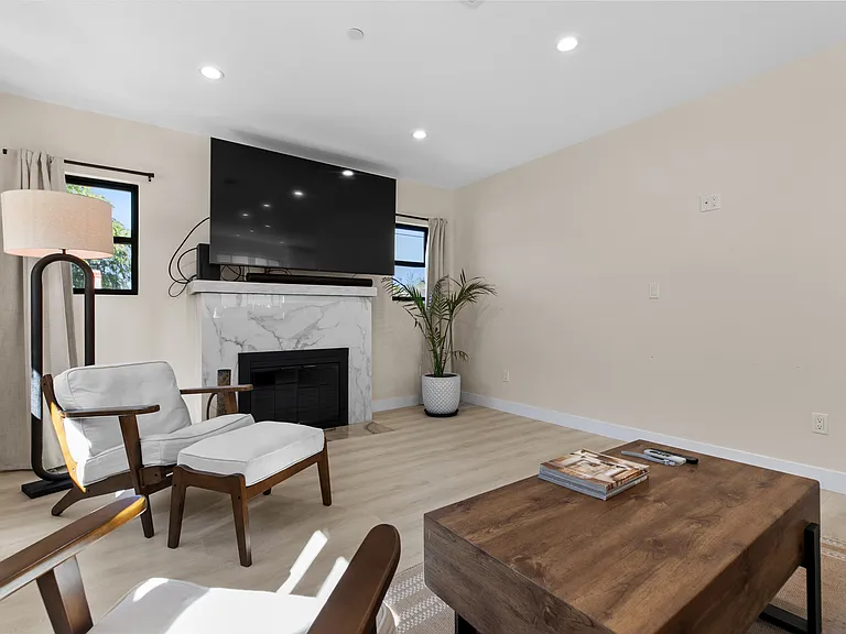 2101 E Glenoaks Blvd — Photo 12
