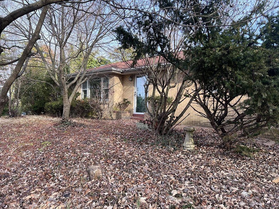 1st image of 834 E Jackson Blvd