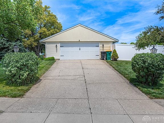 4th image of 270 Evergreen Dr