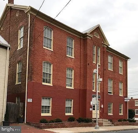 101 W South St Photo 1