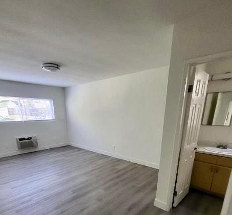 4th image of 4949 Tyrone Ave #7B