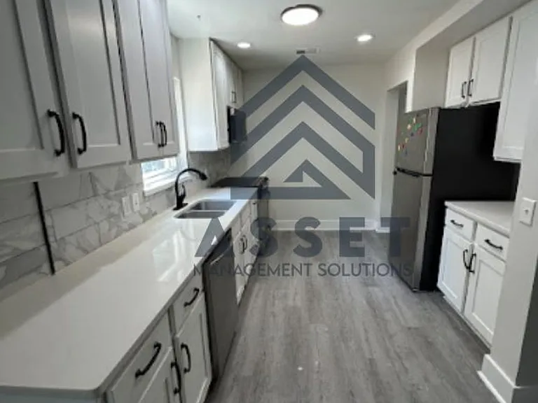 2116 Westchester Dr — Photo 7