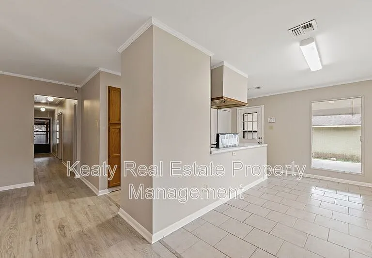 137 Amber St — Photo 13