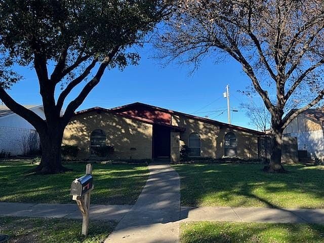 1st image of 929 Mossvine Dr
