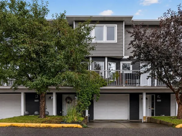 592 W Regal Park NE, Calgary, AB T2E 0S6