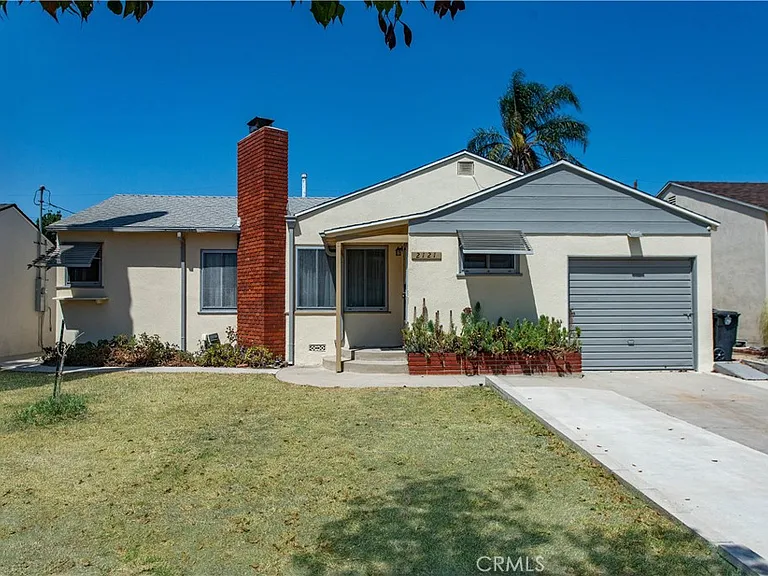 2121 N Screenland Dr — Photo 1