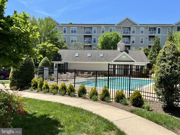 6990 Falls Reach Dr APT 113, Falls Church, VA 22043