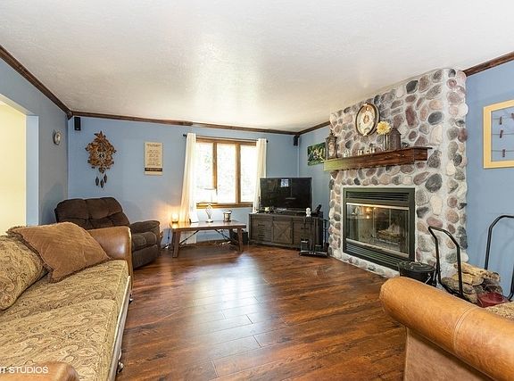 5th image of 216 Waubansee Dr