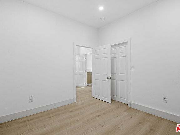 5th image of 934 S Mott St