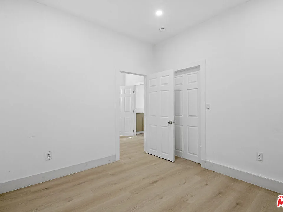 934 S Mott St