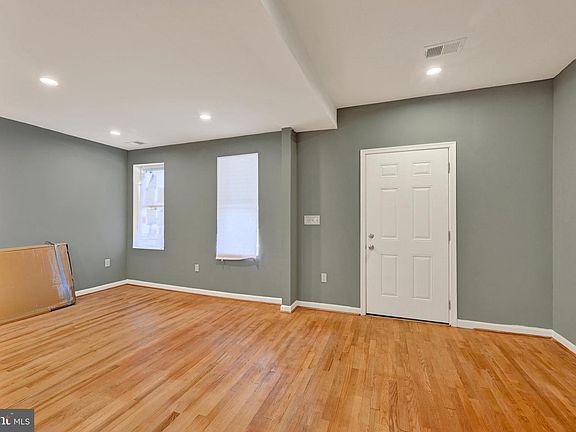 3rd image of 4912 Queensberry Ave