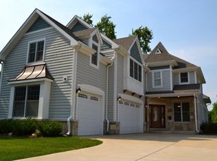 222 Monument Ave, Barrington, IL