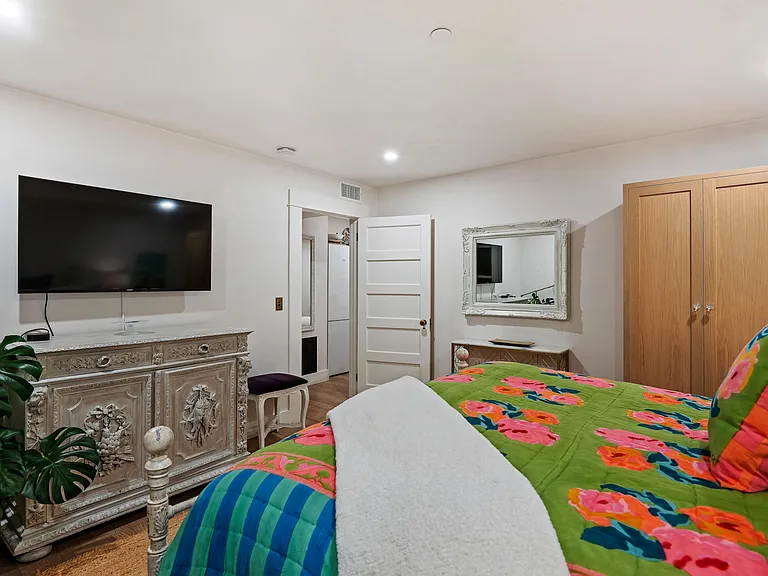 1703 Chapala St #B — Photo 14