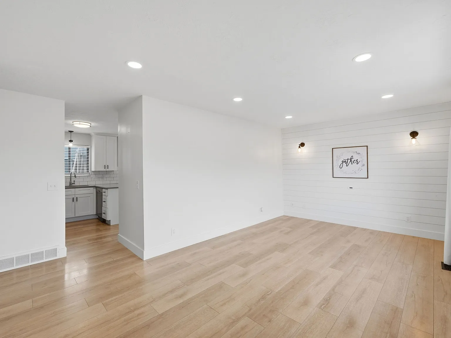 2 bed, 1000 sqft, $1,700 — Photo 2