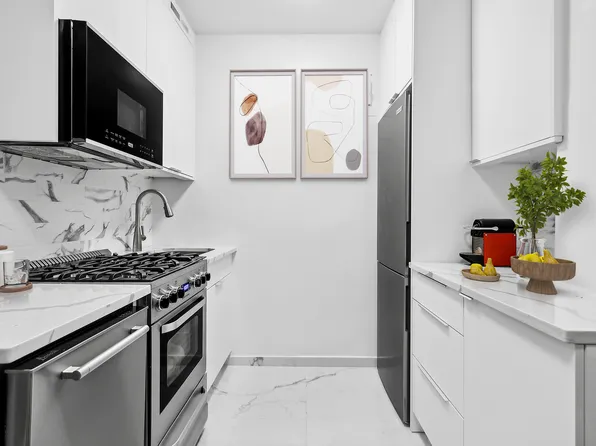 211 East 53rd Street 14A image 3 of 13