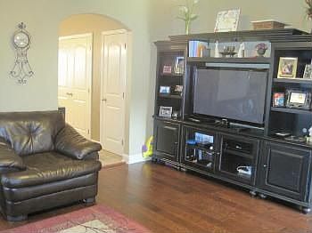 3rd image of 717 Zinnia Ave