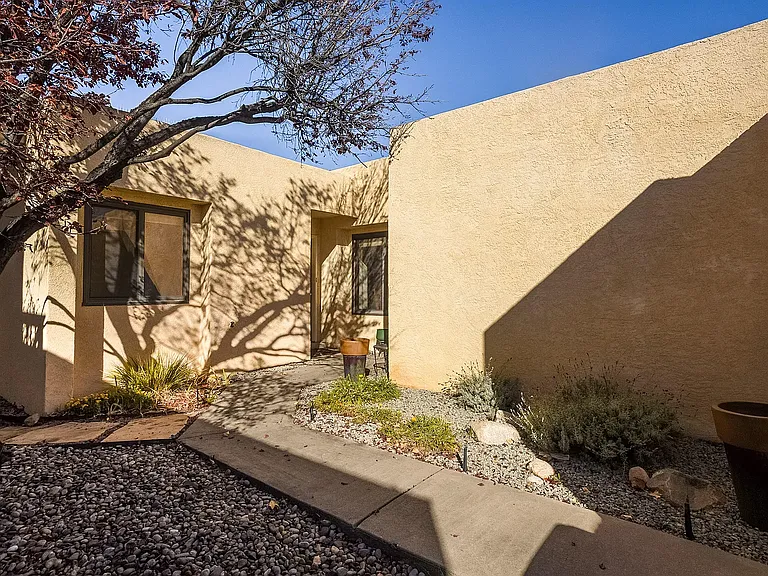 10405 Camino Del Oso NE — Photo 2